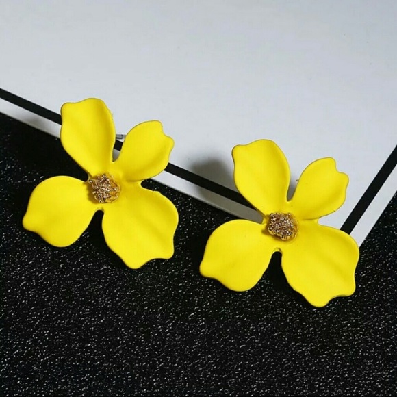 Jewelry - 🖤Host Pick🖤 Petal Stud Earrings in Yellow